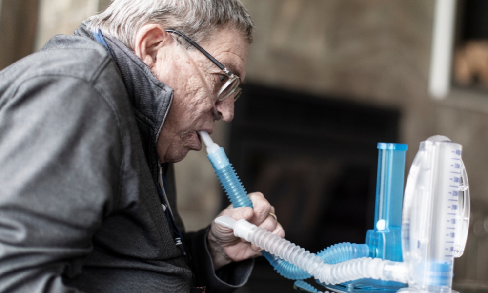 Hospice nurse providing support to COPD patient and family at home