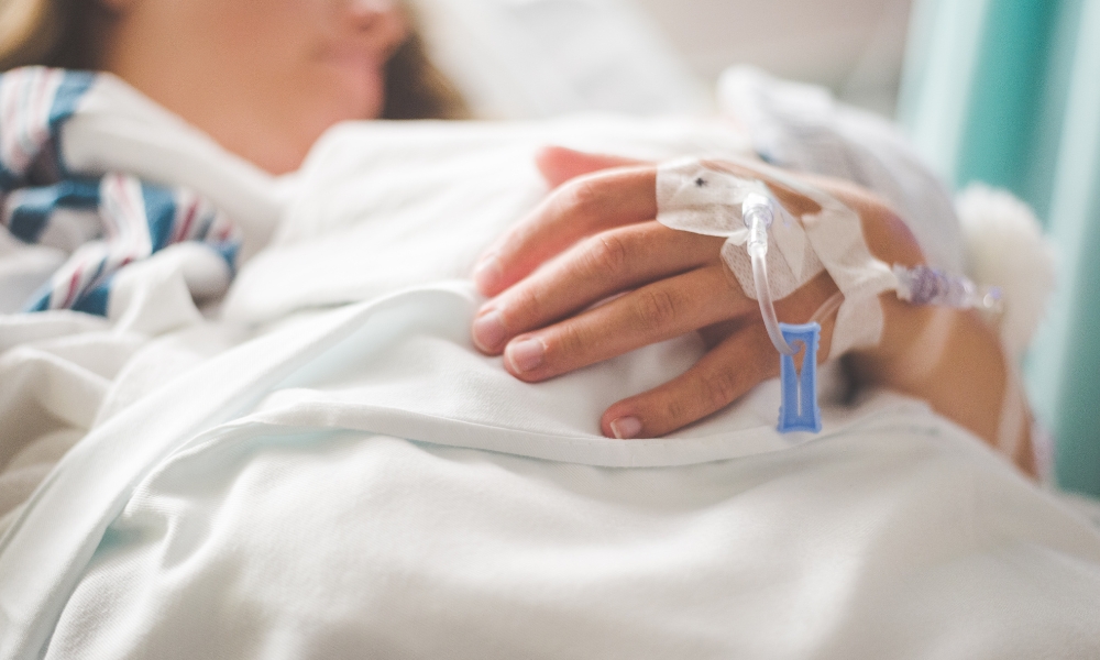 Advanced COPD patient receiving oxygen therapy and hospice support at home